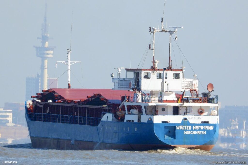 Dutch and German cargo ships collision in Lower Weser, both damaged